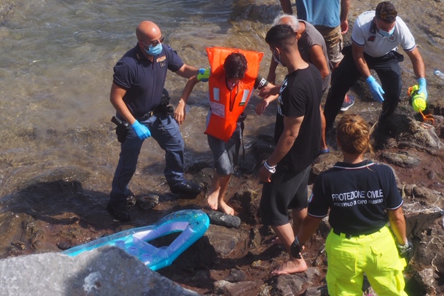 Una catena umana per fare sbarcare 25 migranti a Portopalo di Capo Passero  | Nuovo Sud