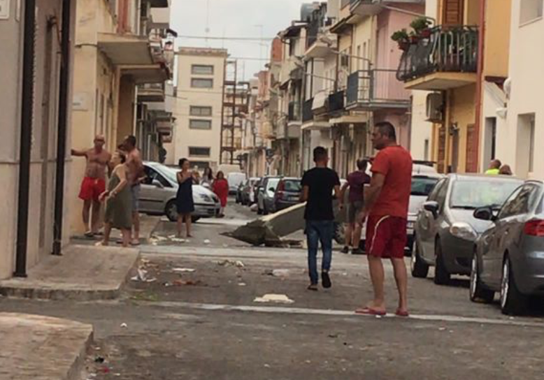 La tromba d'aria a Rosolini, la conta dei danni: ecco tetto in volo (VIDEO)