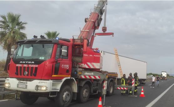 Incidente alle porte di Siracusa, autoarticolato si ribalta: camionista  ferito | Nuovo Sud